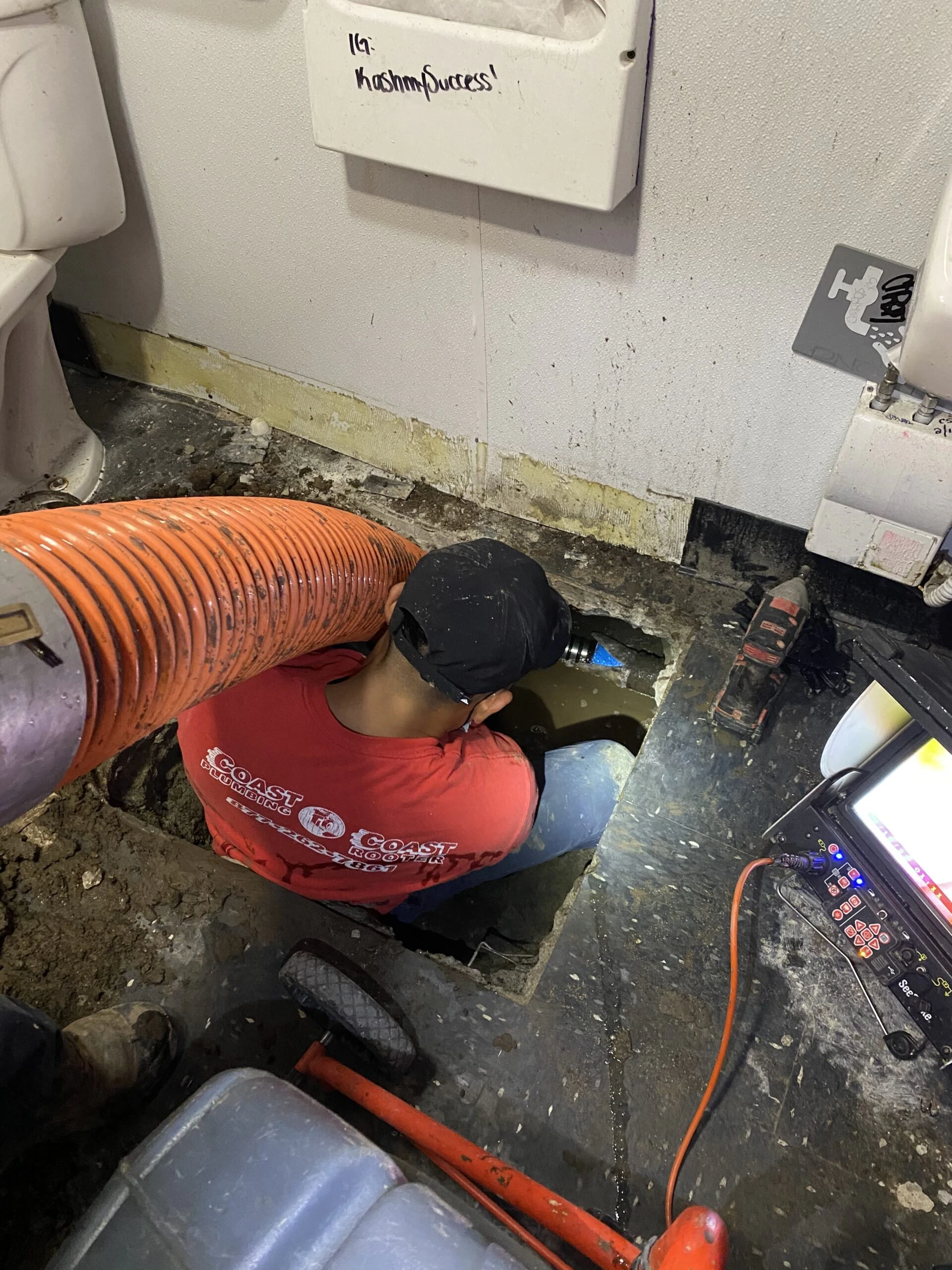 Técnico de Coast to Coast inspeccionando una tubería de plomería