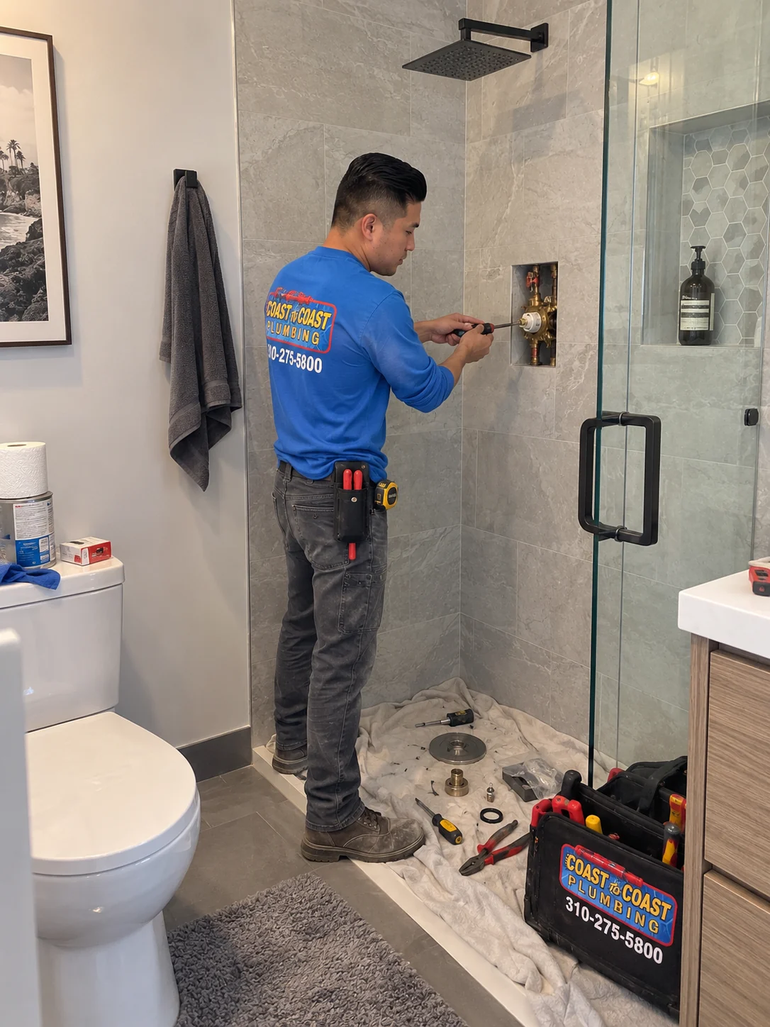 Técnico accediendo a una válvula de suministro de agua de una regadera